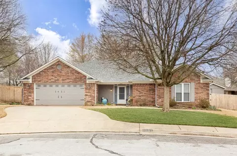 2921 N John Wayne Dr, Fayetteville, AR 72703