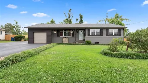 905 NW 10th St, Bentonville, AR 72712