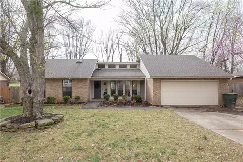 347 E Village Dr, Fayetteville, AR 72703