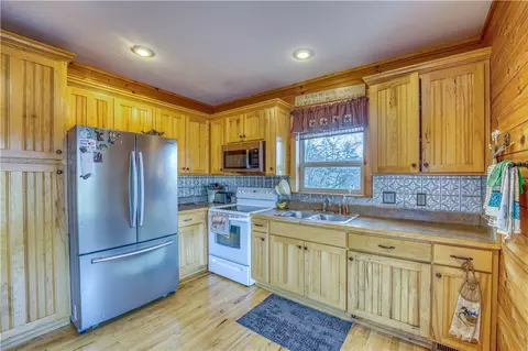 Kitchen - 19762 Ar 74 E, Jasper, AR 72641 photo 2 of 2