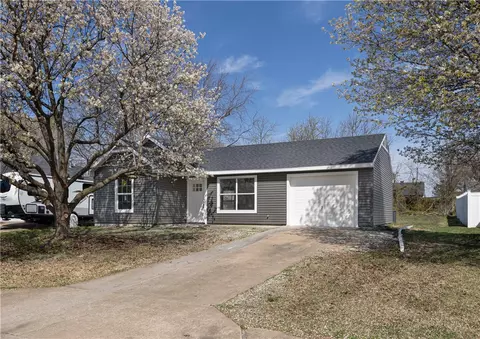 471 Village Ln, Springdale, AR 72764