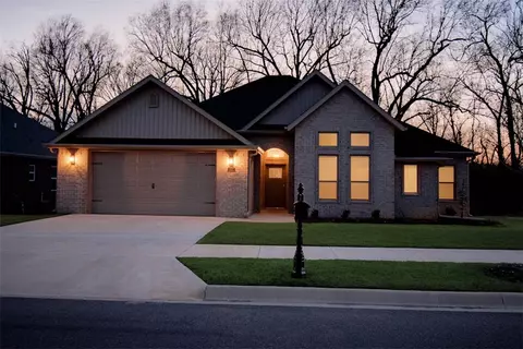 1521 N Quincy Ave, Fayetteville, AR 72704