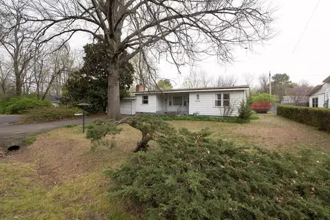 1246 Maxwell Dr, Fayetteville, AR 72703