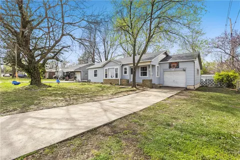 900 S 9th St, Rogers, AR 72756