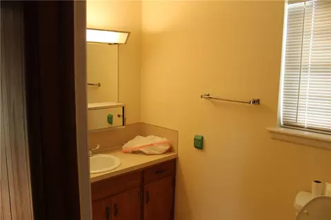 Bath - 202 Georgetown Cir, Fort Smith, AR 72908 photo 1 of 4