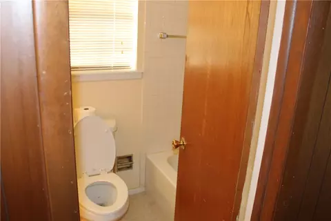 Bath - 202 Georgetown Cir, Fort Smith, AR 72908 photo 2 of 4