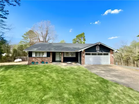 2 Bampton Ln, Bella Vista, AR 72714