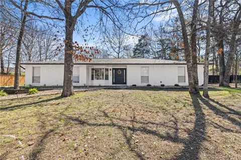 2240 N East Oaks Dr, Fayetteville, AR 72703