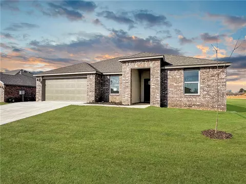 1062 Pebble St, Prairie Grove, AR 72753