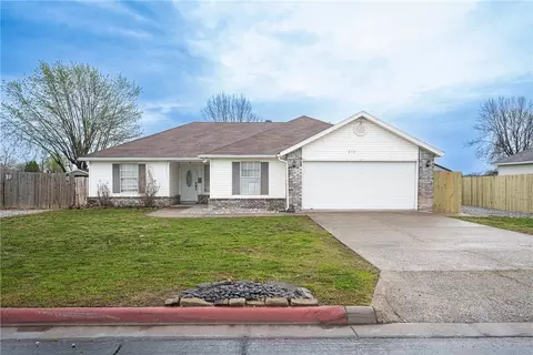 213 Oak St, Lowell, AR 72745