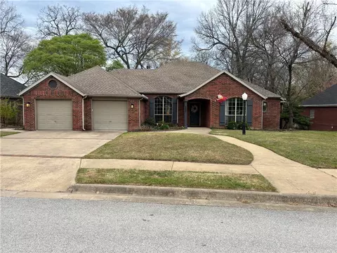 2885 N Brookbury Xing, Fayetteville, AR 72703