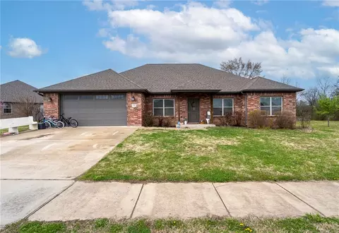 908 Carter Ct, Siloam Springs, AR 72761