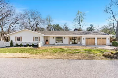 2 E Crestwood Dr, Rogers, AR 72756