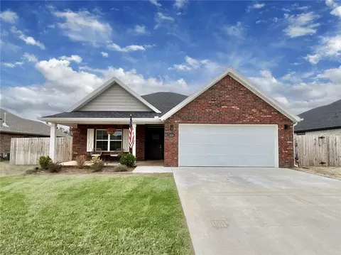 919 Hampton St, Tontitown, AR 72762