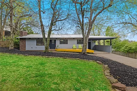 829 N Woodlawn Dr, Fayetteville, AR 72701