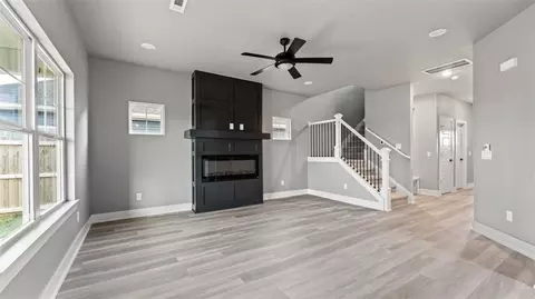 Living - 301 Miles Ave, Gentry, AR 72734 photo 3 of 4