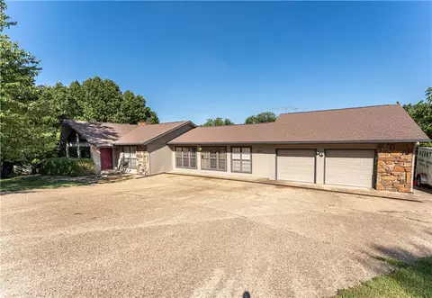 215 NE Redbud Ln, Gravette, AR 72736