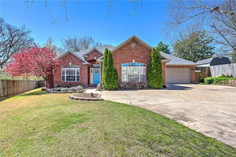2502 NW 6th St, Bentonville, AR 72712