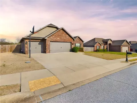 905 Dollar St, Cave Springs, AR 72718