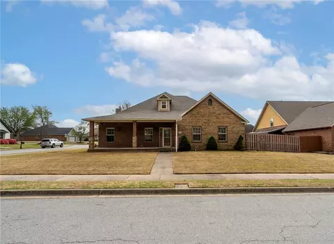 402 Grand Ct, Siloam Springs, AR 72761