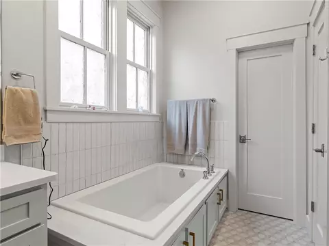 Bath - 5433 Hackett St, Springdale, AR 72762 photo 5 of 6