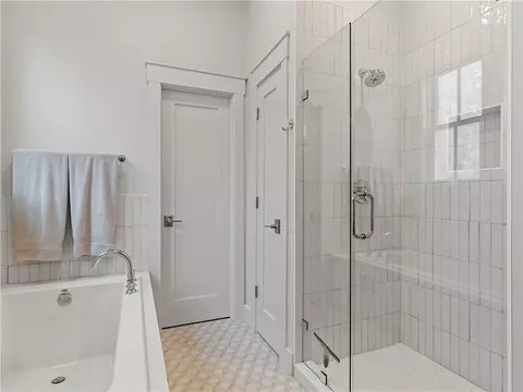 Bath - 5433 Hackett St, Springdale, AR 72762 photo 4 of 6