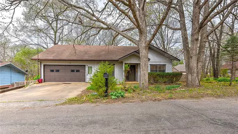 2 Salford Ln, Bella Vista, AR 72715