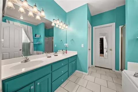 Bath - 2025 Cobblestone St, Springdale, AR 72762 photo 2 of 5