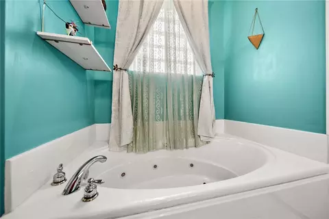 Bath - 2025 Cobblestone St, Springdale, AR 72762 photo 4 of 5