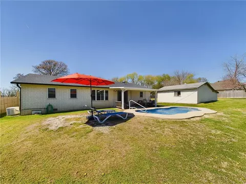 809 N 12th Pl, Rogers, AR 72756