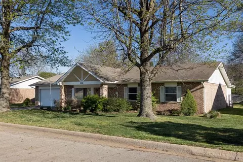 1111 W Linda Ln, Rogers, AR 72758