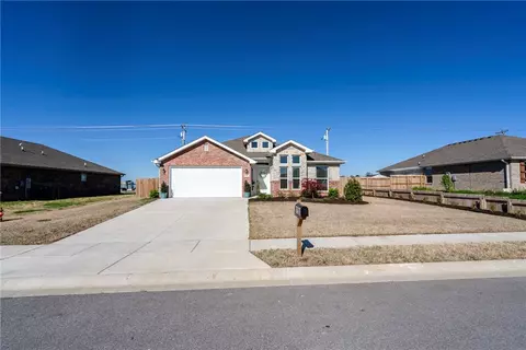 205 Oak Ave, Gentry, AR 72734