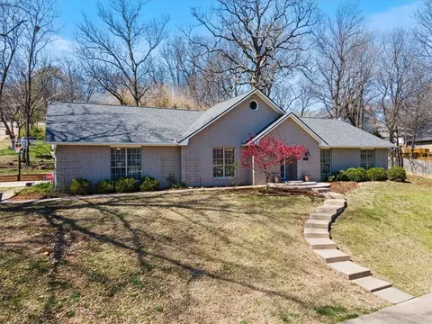 1663 Cambridge Rd, Fayetteville, AR 72701