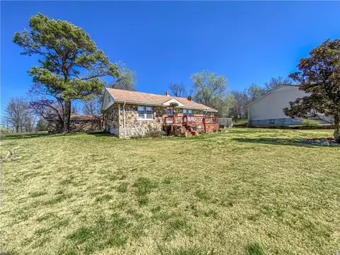 202 Mountain Ave, Berryville, AR 72616
