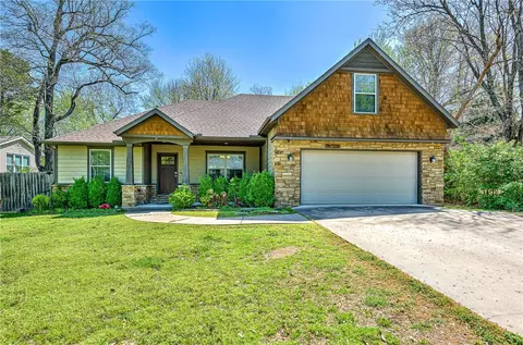 1136 N Vista Pl, Fayetteville, AR 72703