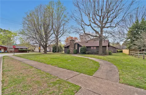 3295 N Summerhill Dr, Fayetteville, AR 72703