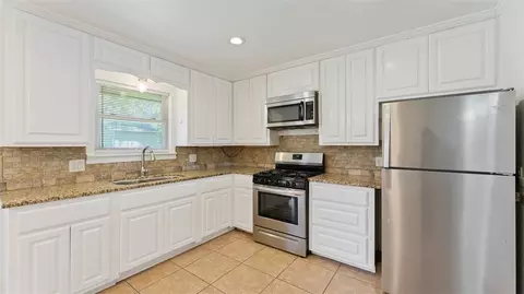 Kitchen - 1910 Dee Ave, Springdale, AR 72762 photo 4 of 8