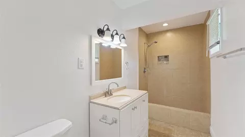 Bath - 1910 Dee Ave, Springdale, AR 72762 photo 3 of 6