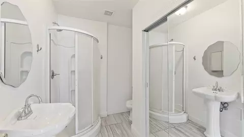 Bath - 1910 Dee Ave, Springdale, AR 72762 photo 5 of 6
