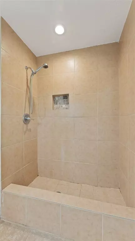 Bath - 1910 Dee Ave, Springdale, AR 72762 photo 4 of 6