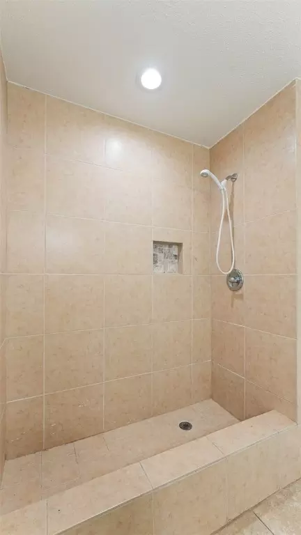 Bath - 1910 Dee Ave, Springdale, AR 72762 photo 2 of 6