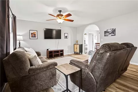 Living - 2402 Witty Ct, Harrison, AR 72601 photo 2 of 4
