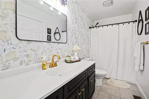 Bath - 2402 Witty Ct, Harrison, AR 72601 photo 1 of 2