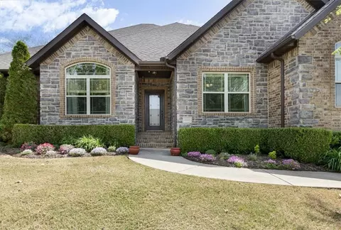 2738 N Signet Pl, Fayetteville, AR 72703