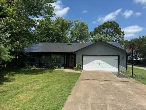 516 Tiger Blvd, Bentonville, AR 72712