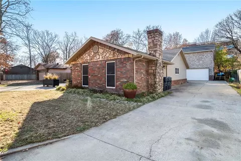 906 Dove Dr, Rogers, AR 72756