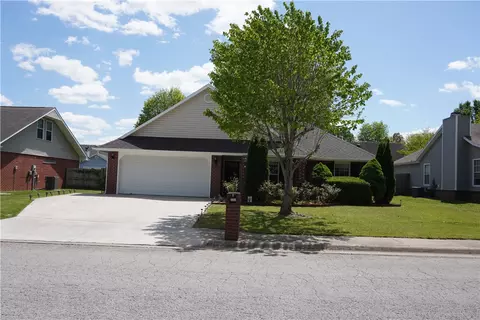 2702 Bishop St, Rogers, AR 72756