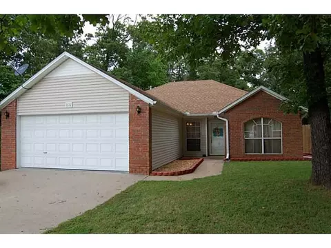 1616 Cresent St, Bentonville, AR 72712