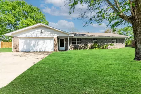 662 S Lake Sequoyah Dr, Fayetteville, AR 72701