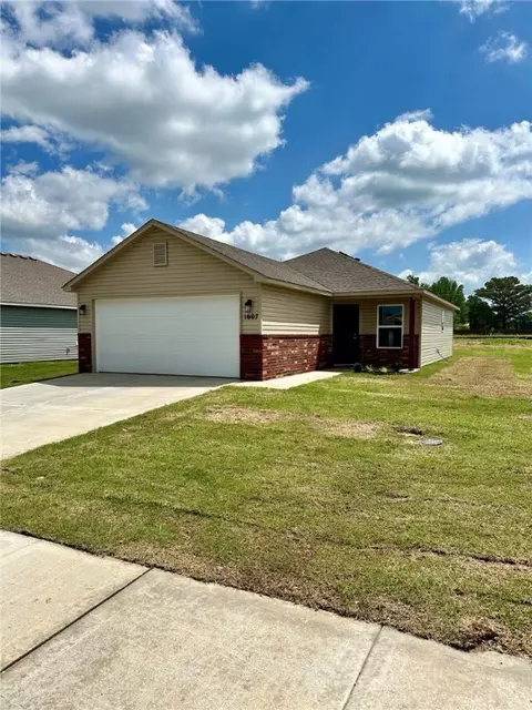 1607 S Pampas St, Siloam Springs, AR 72761